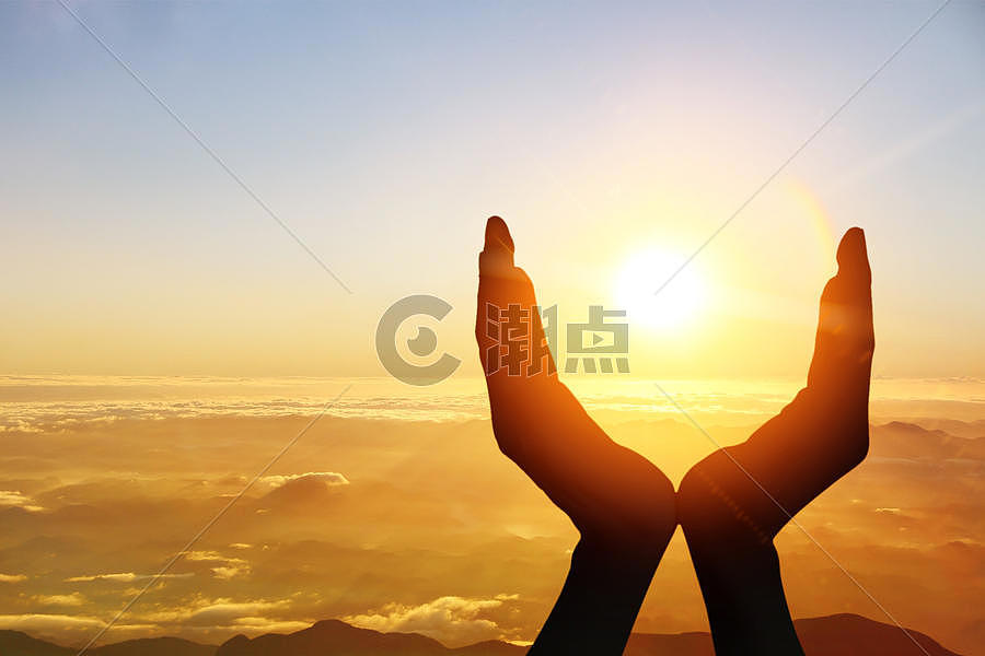双手托起升起的太阳图片素材免费下载
