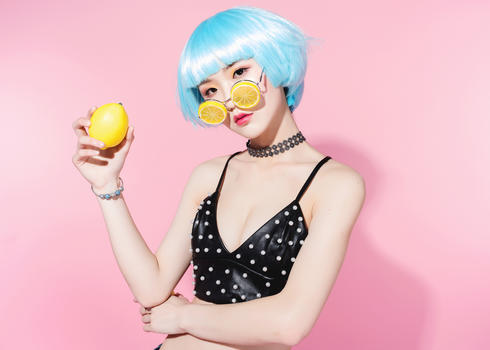 性感时尚美女与柠檬图片素材免费下载