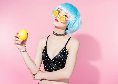 性感时尚美女与柠檬图片素材免费下载