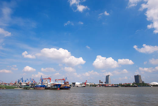 蓝天白云下的浦江码头图片素材免费下载