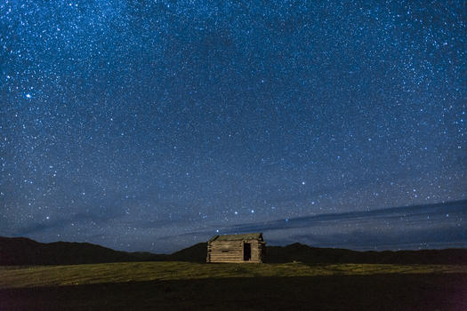 夜晚大草原上璀璨的星空图片素材免费下载