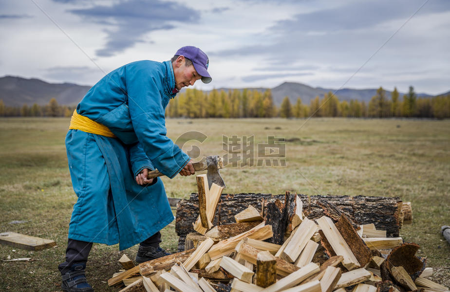 草原上劳作的蒙古族男人图片素材免费下载