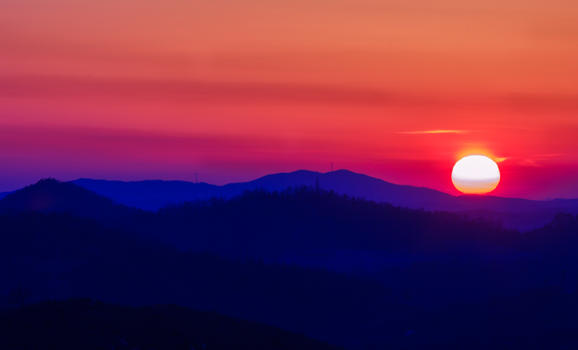 群山山峦的日落剪影图片素材免费下载