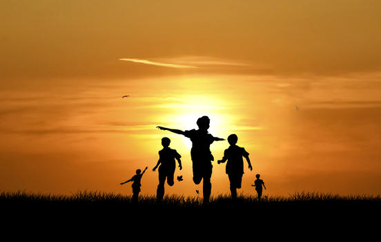 夕阳下玩耍的小孩剪影图片素材免费下载