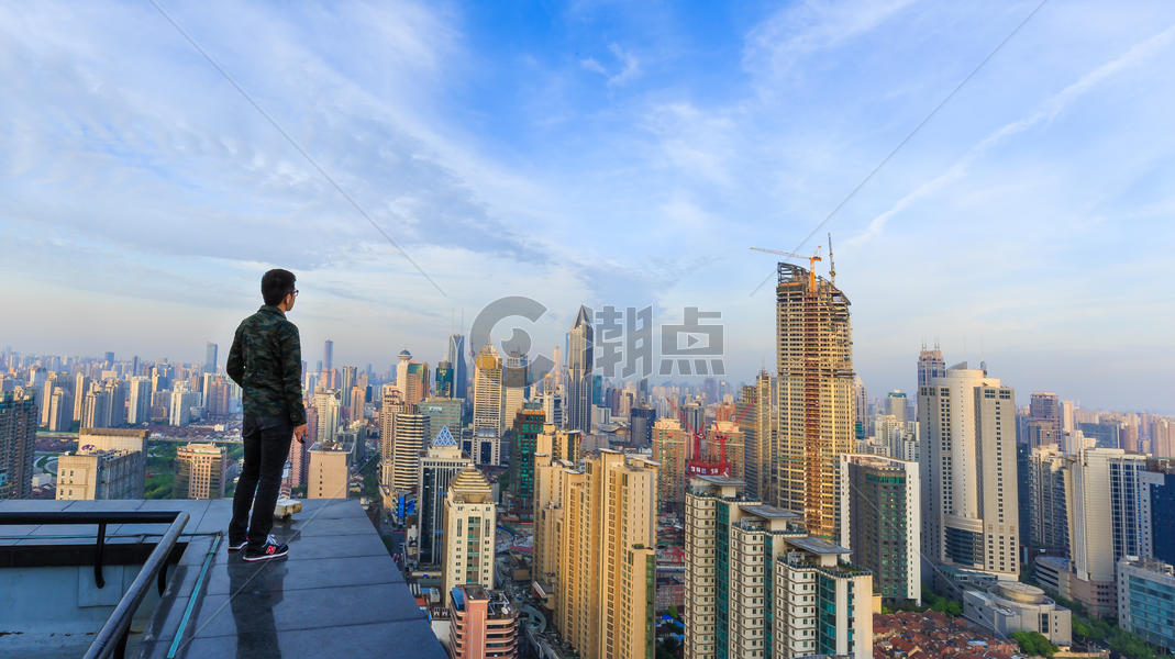 站在天台上俯瞰上海城市的人图片素材免费下载