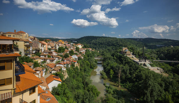 建在山谷中的欧洲旅游小镇图片素材免费下载