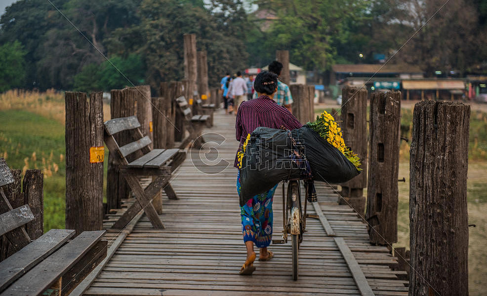缅甸曼德勒清晨乌本桥上的行人图片素材免费下载