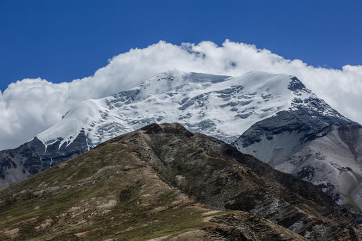 西藏高原上矗立的山峰图片素材免费下载