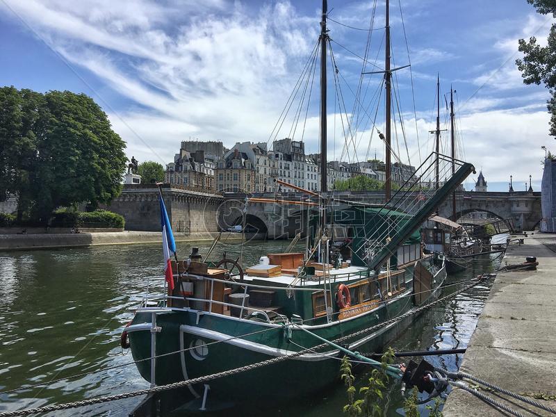 巴黎塞纳河上停泊的游船图片素材免费下载