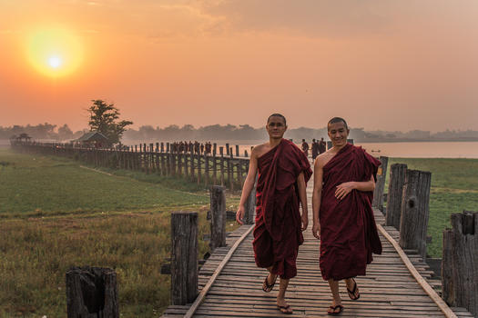 缅甸曼德勒乌本桥上的僧侣图片素材免费下载