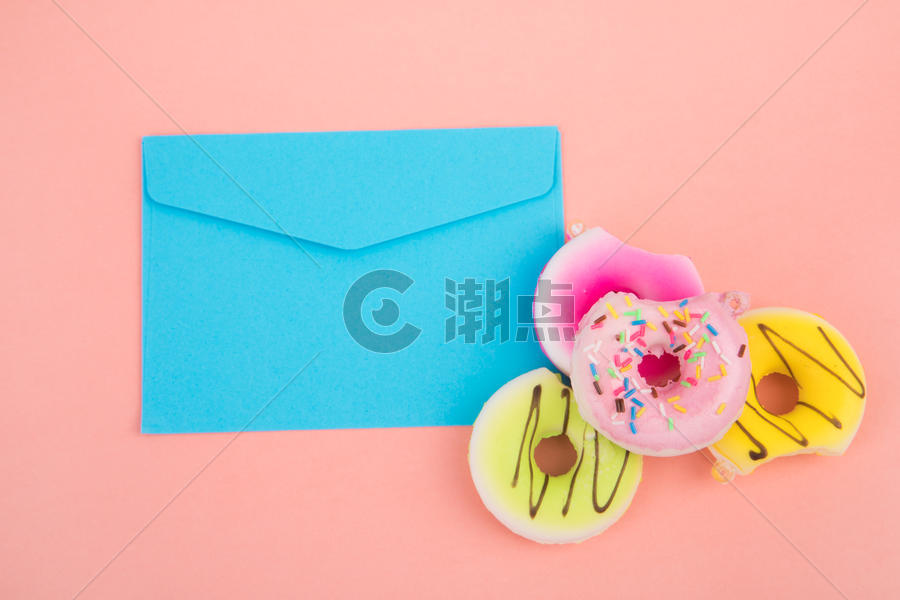 夹在信封里的甜甜圈图片素材免费下载