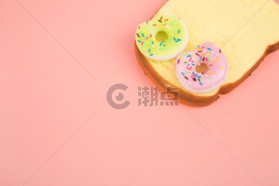 面包片上的甜甜圈图片素材免费下载