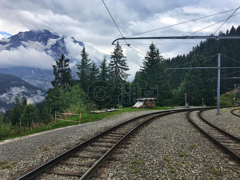 瑞士阿尔卑斯山观光火车车轨图片素材免费下载