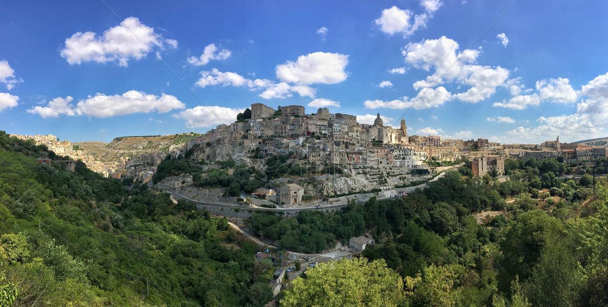 意大利山谷中的古城全景图图片素材免费下载