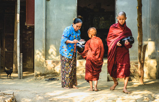 缅甸化缘的僧侣图片素材免费下载