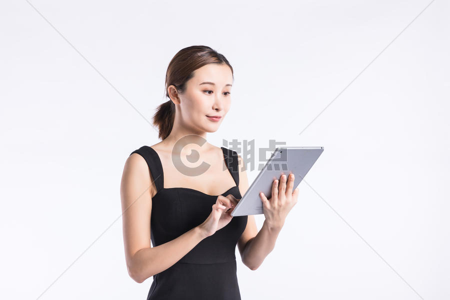 职业女性使用平板电脑图片素材免费下载