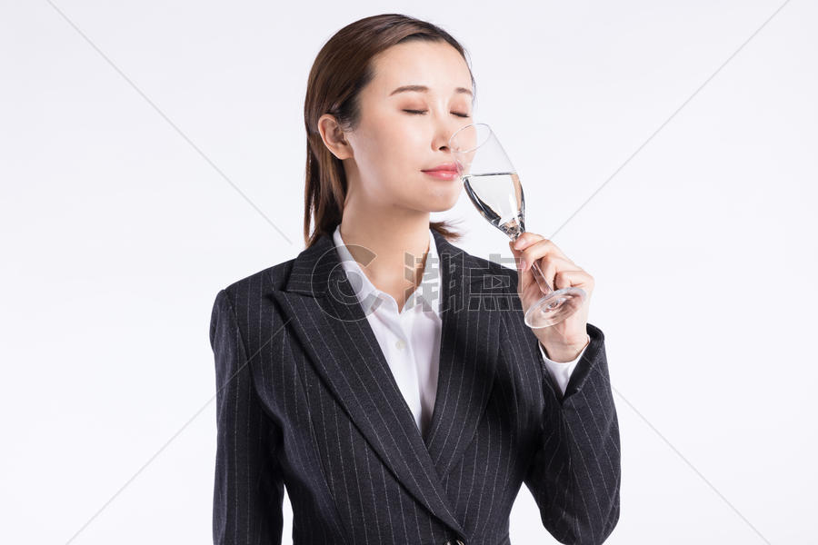 商务女性喝酒图片素材免费下载