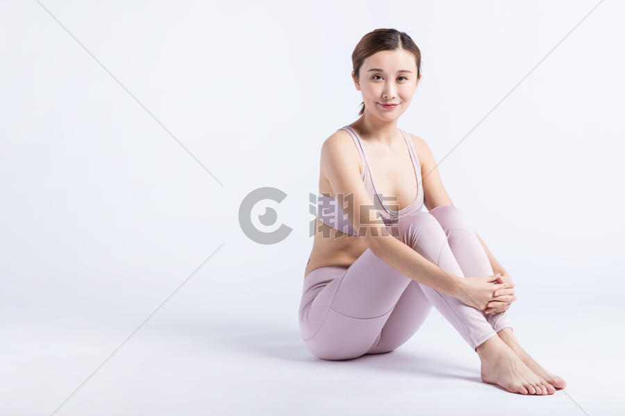 坐着休息的年轻女人图片素材免费下载
