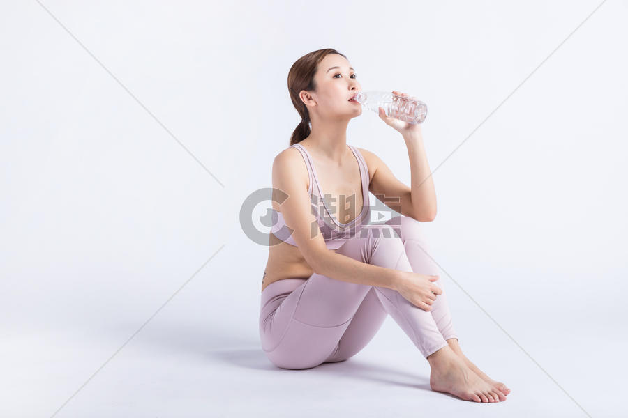 休息中喝水的年轻女人图片素材免费下载