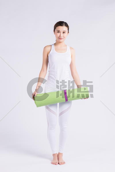 拿着瑜伽垫的年轻女人图片素材免费下载