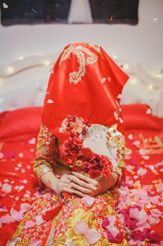 害羞的红盖头新娘图片素材免费下载