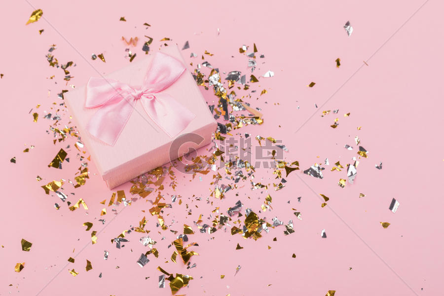 粉色背景上的粉色礼物盒图片素材免费下载