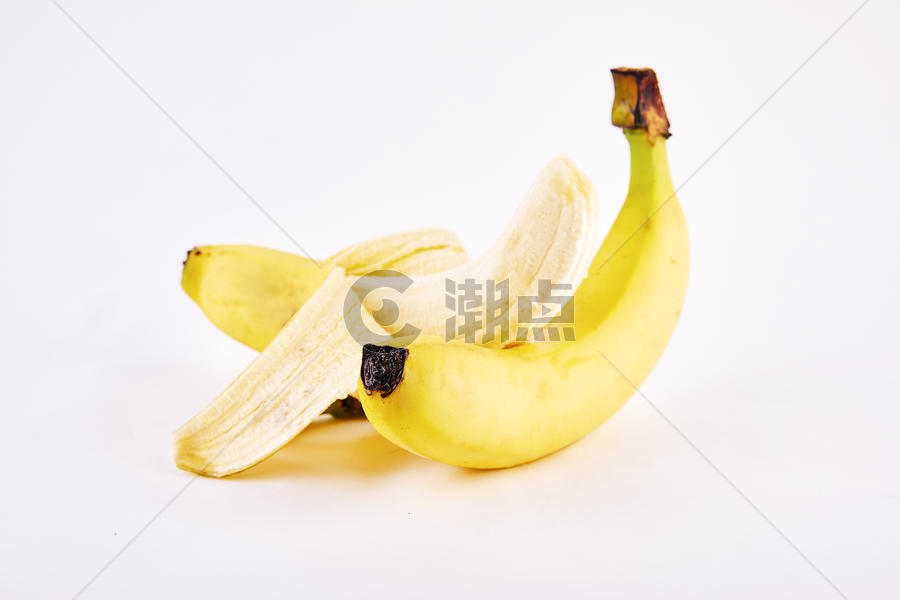 剥开的香蕉与完整的香蕉图片素材免费下载