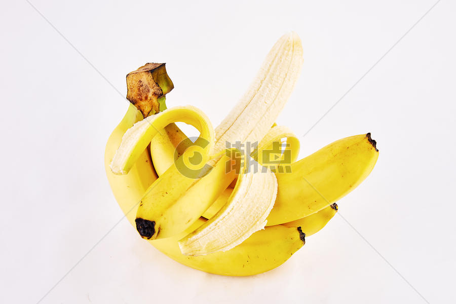 剥开的香蕉与完整的香蕉图片素材免费下载