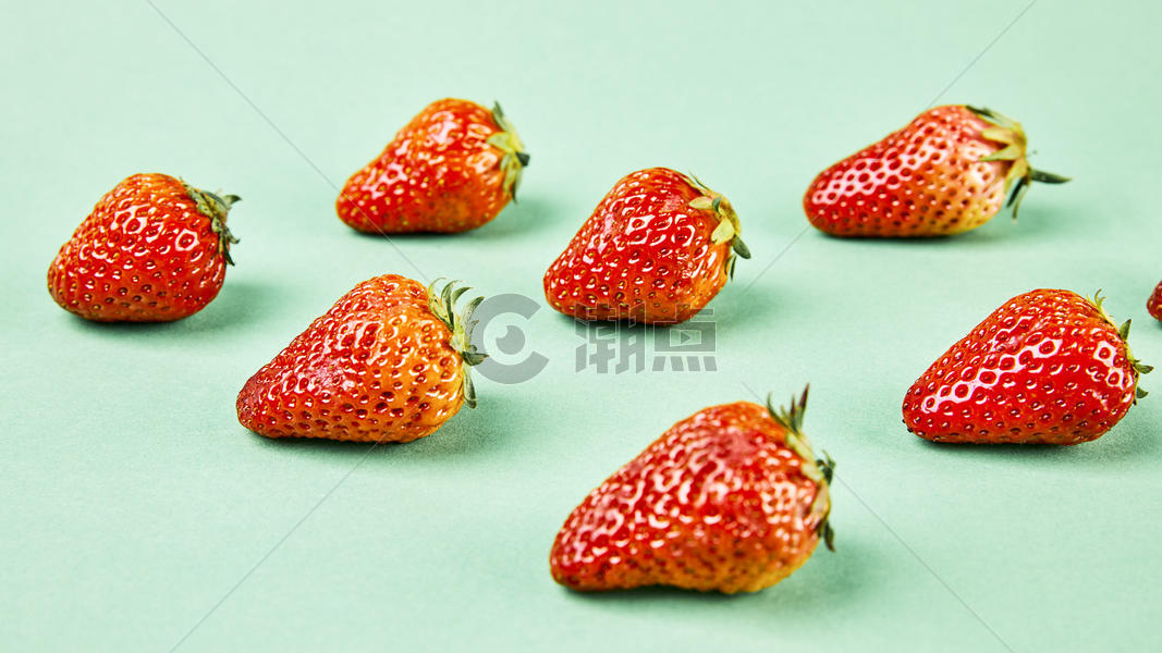散落的草莓图片素材免费下载