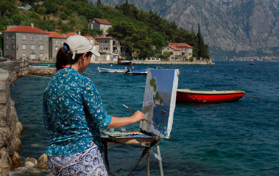在海边画画的人图片素材免费下载