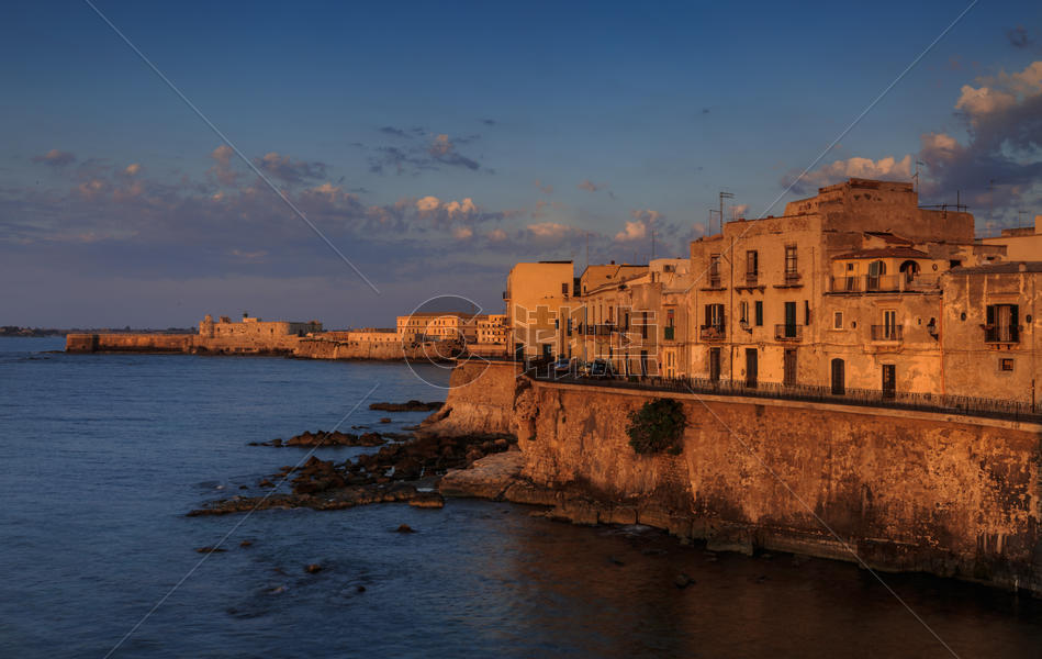 日出下金色的意大利海边城市图片素材免费下载
