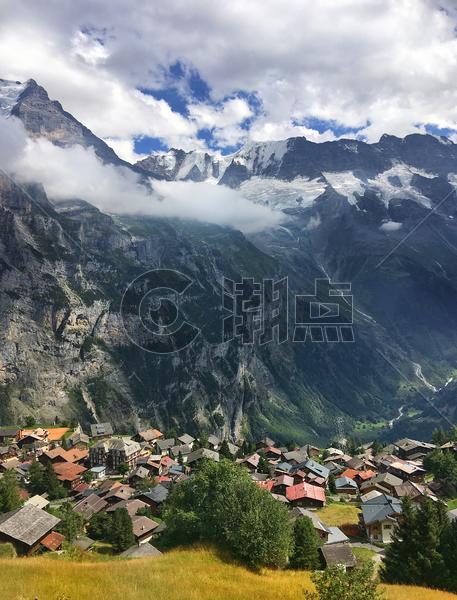 瑞士阿尔卑斯山山脚下的村庄图片素材免费下载