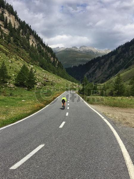 骑行在阿尔卑斯山图片素材免费下载