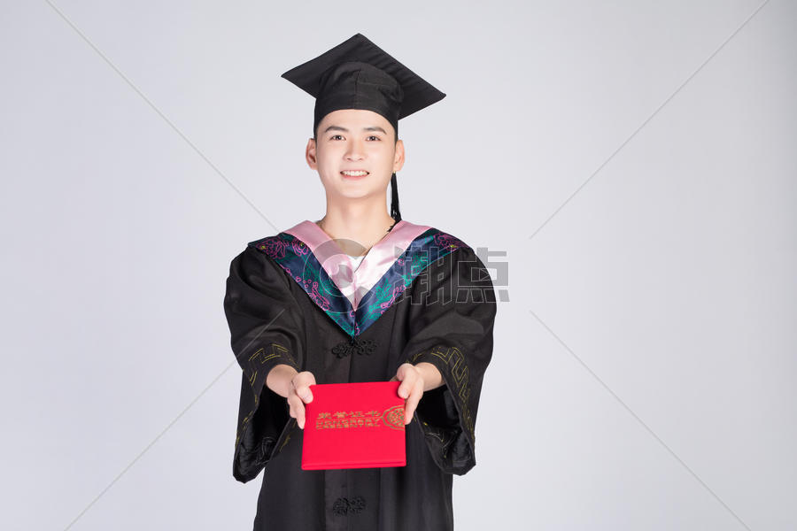 手持荣誉证书的毕业大学生图片素材免费下载