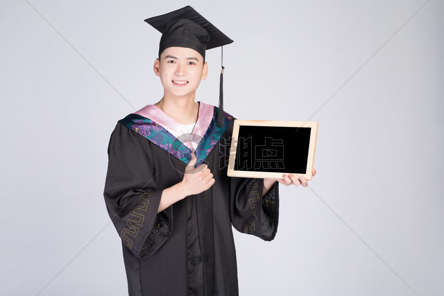 手持黑板展示的毕业大学生图片素材免费下载
