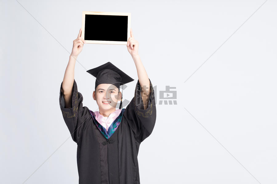 手持黑板展示的毕业大学生图片素材免费下载