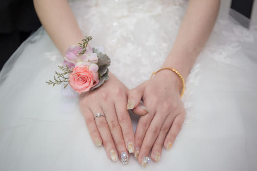 戴钻戒的新娘手图片素材免费下载