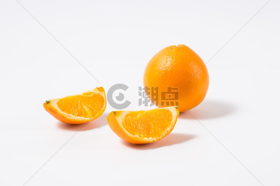 白色背景里的橙子图片素材免费下载