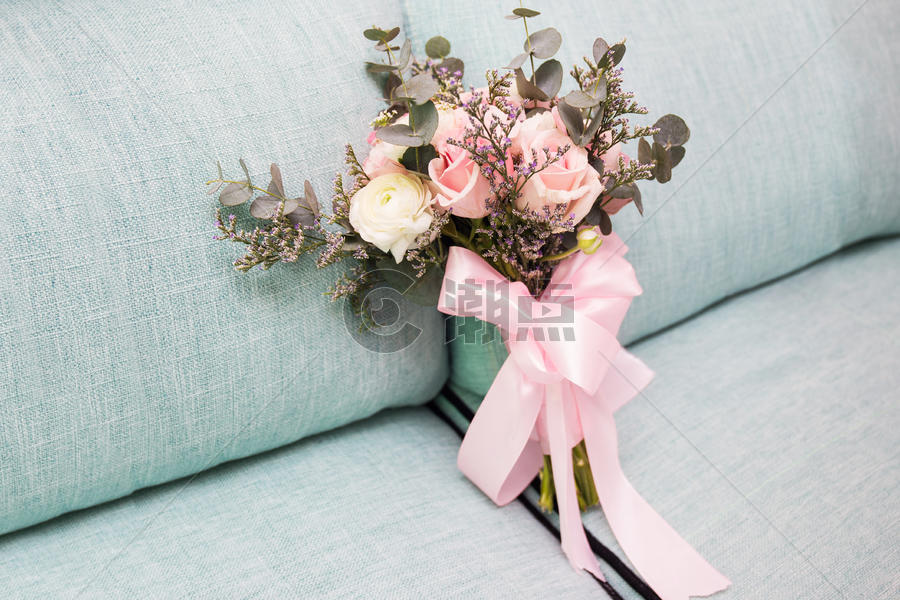 新娘的玫瑰手捧花图片素材免费下载
