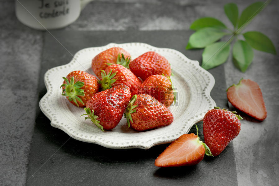 新鲜切开的草莓图片素材免费下载