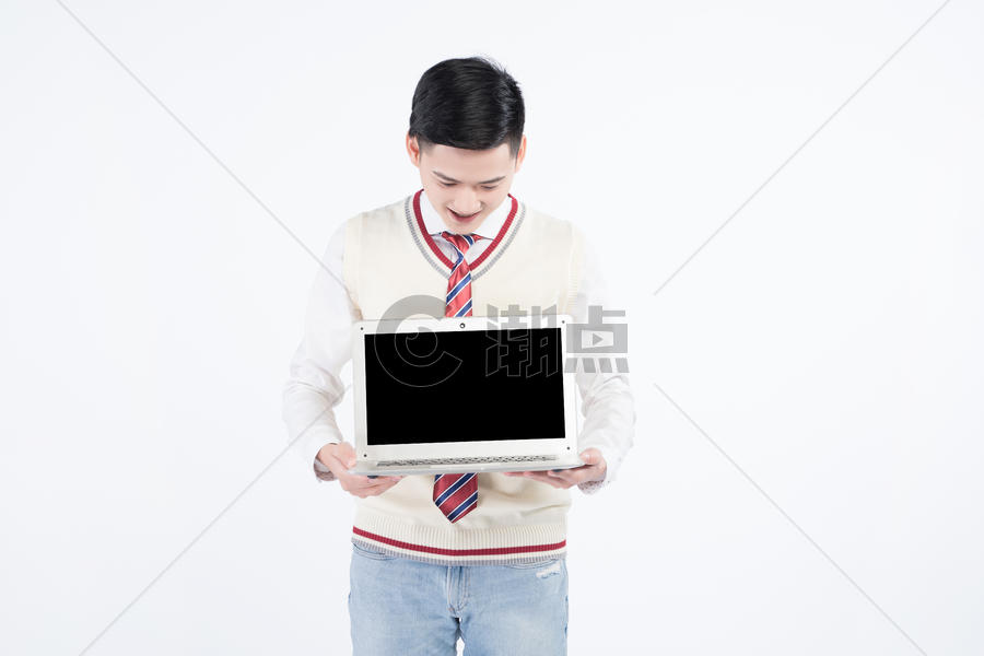 手持笔记本电脑展示的男性学生图片素材免费下载