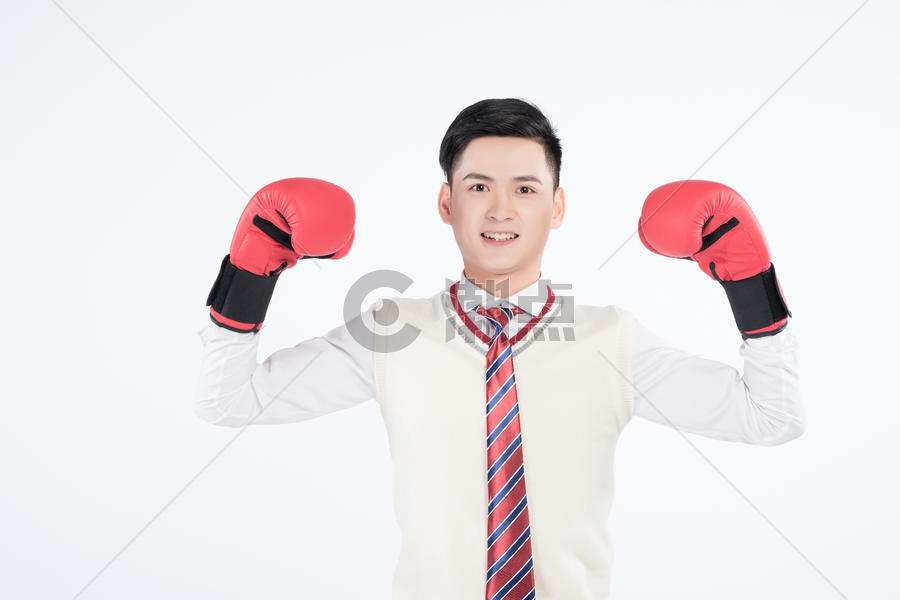 手带拳击手套的男性学生图片素材免费下载