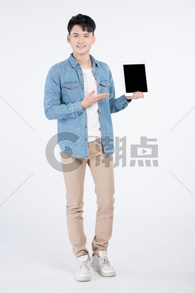 手持平板电脑的青年男性图片素材免费下载