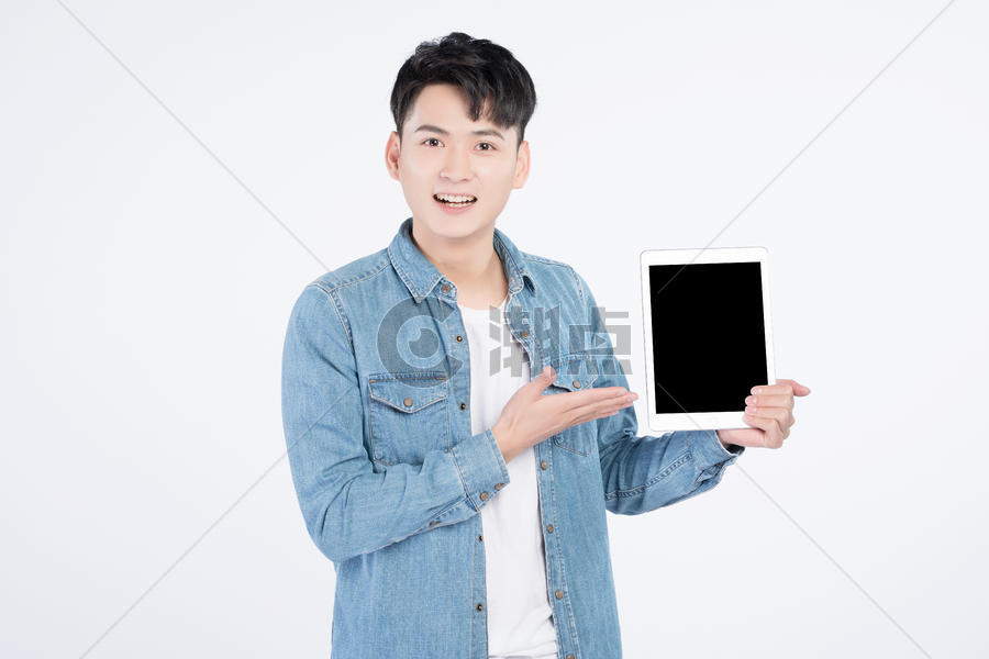 手持平板电脑的青年男性图片素材免费下载
