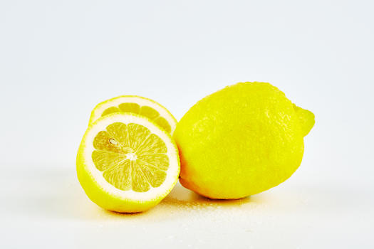切开的柠檬和完整的柠檬图片素材免费下载