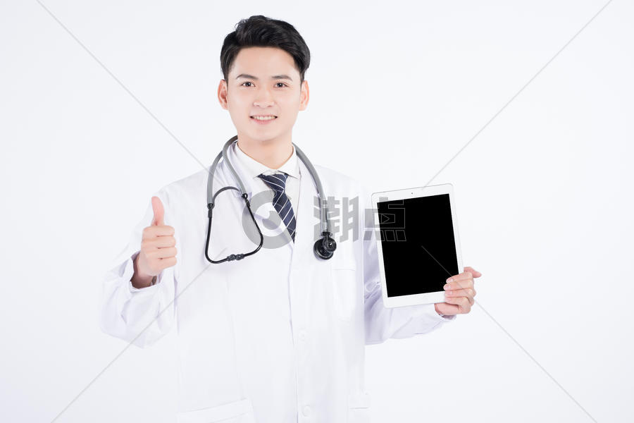 手持平板电脑的男性医生图片素材免费下载