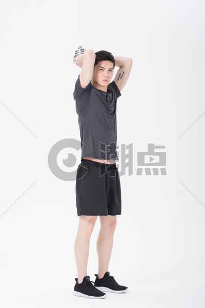 手举哑铃运动健身的青年男性图片素材免费下载