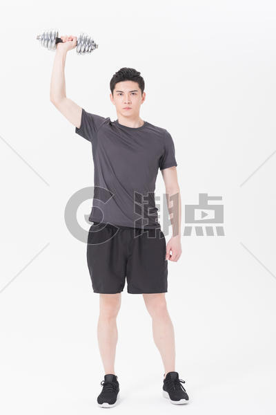 手举哑铃运动健身的青年男性图片素材免费下载