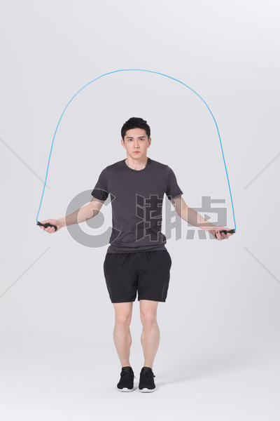 青年男子健身锻炼跳绳图片素材免费下载