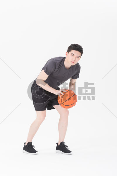 青年男性打篮球运球图片素材免费下载